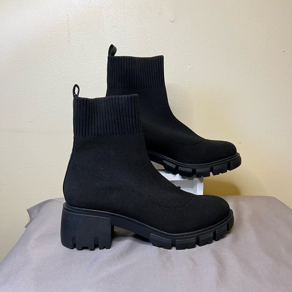 Forever 21 Shoes - Women’s Pull On Chelsea Boot
